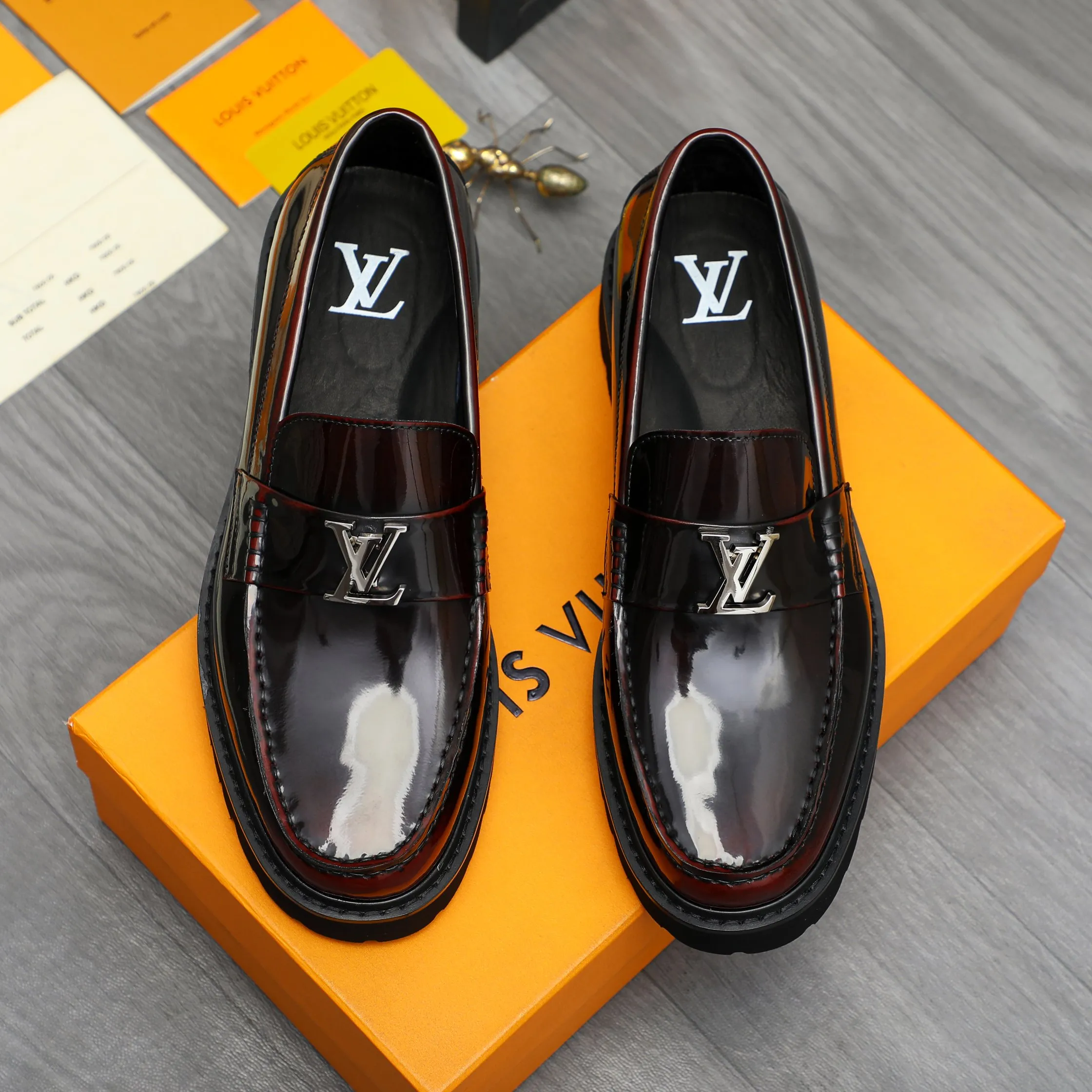 Men's shoes 💰p480 Product trademark: LV (Louis Vuitton) business slip-on leather shoes Regular size: 38-45 (45 is custom-made and non-returnable) Product materials: Selected high-quality color-brushed cowhide upper, cowhide lining, original rubber outsole
